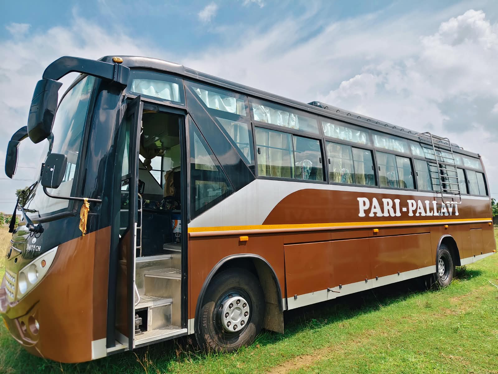 Pari Pallavi bus from the front and side